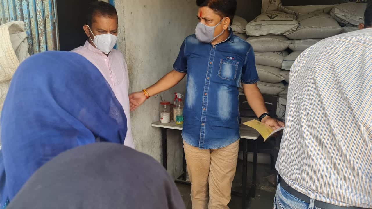 अलीराजपुर में राशन दुकानों पर हो रही थी हेराफेरी, विधायक मुकेश पटेल के निरीक्ष्ण के दौरान सामने आई सच्चाई