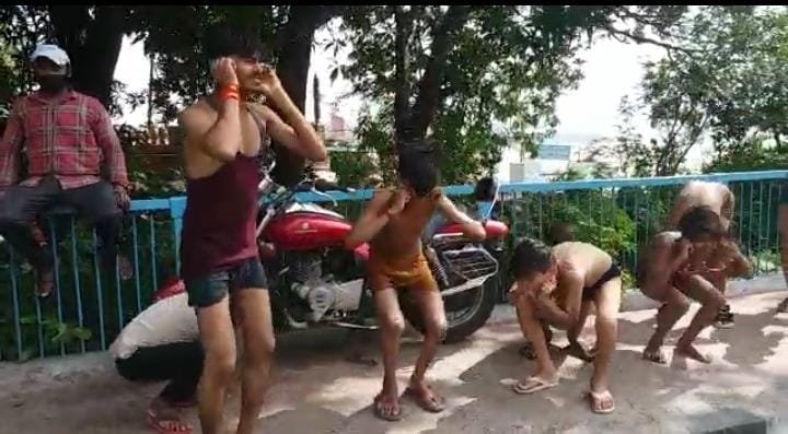 VIDEO: कर्फ़्यू का पालन ना करना पड़ा भारी, पुलिस ने दी अनोखी सजा, देखे वीडियो