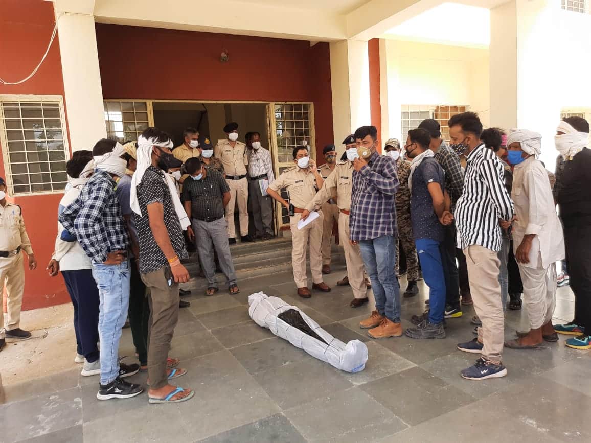मुरैना : मौत के बाद शव को एसपी ऑफिस के बाहर रख परिजनों ने किया हंगामा, यह है पूरा मामला