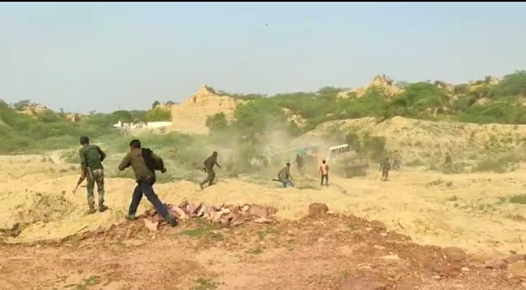 पुलिस और रेत माफिया के बीच फायरिंग, आरोपी 2 ट्रैक्टर ट्रॉली, हथियार सहित दबोचा