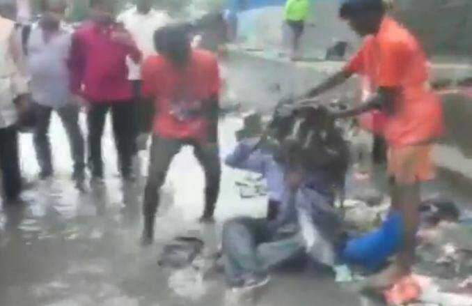 VIDEO VIRAL: ठेकेदार पर भड़के MLA- सड़क पर बैठाकर सिर पर डलवाया नाली का कचरा