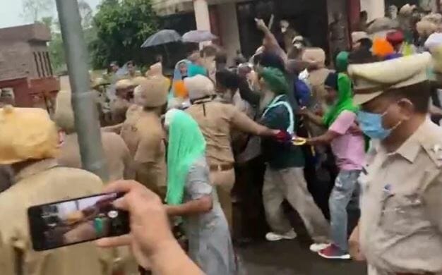 Punjab Politics: सिद्धू का भारी विरोध, किसानों ने दिखाए काले झंडे, पुलिस से धक्कामुक्की