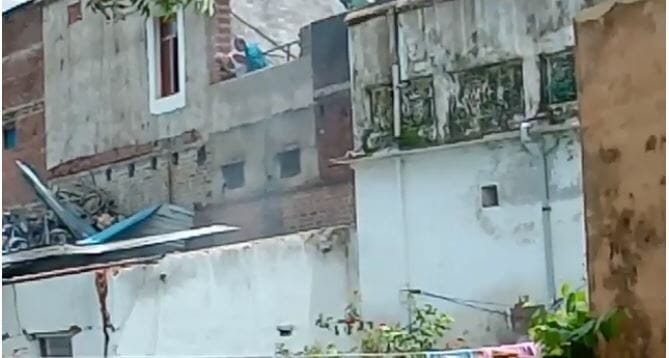 Niwari News: पुलिस थाने में भयंकर विस्फोट, मची अफरा तफरी, देखें वीडियो