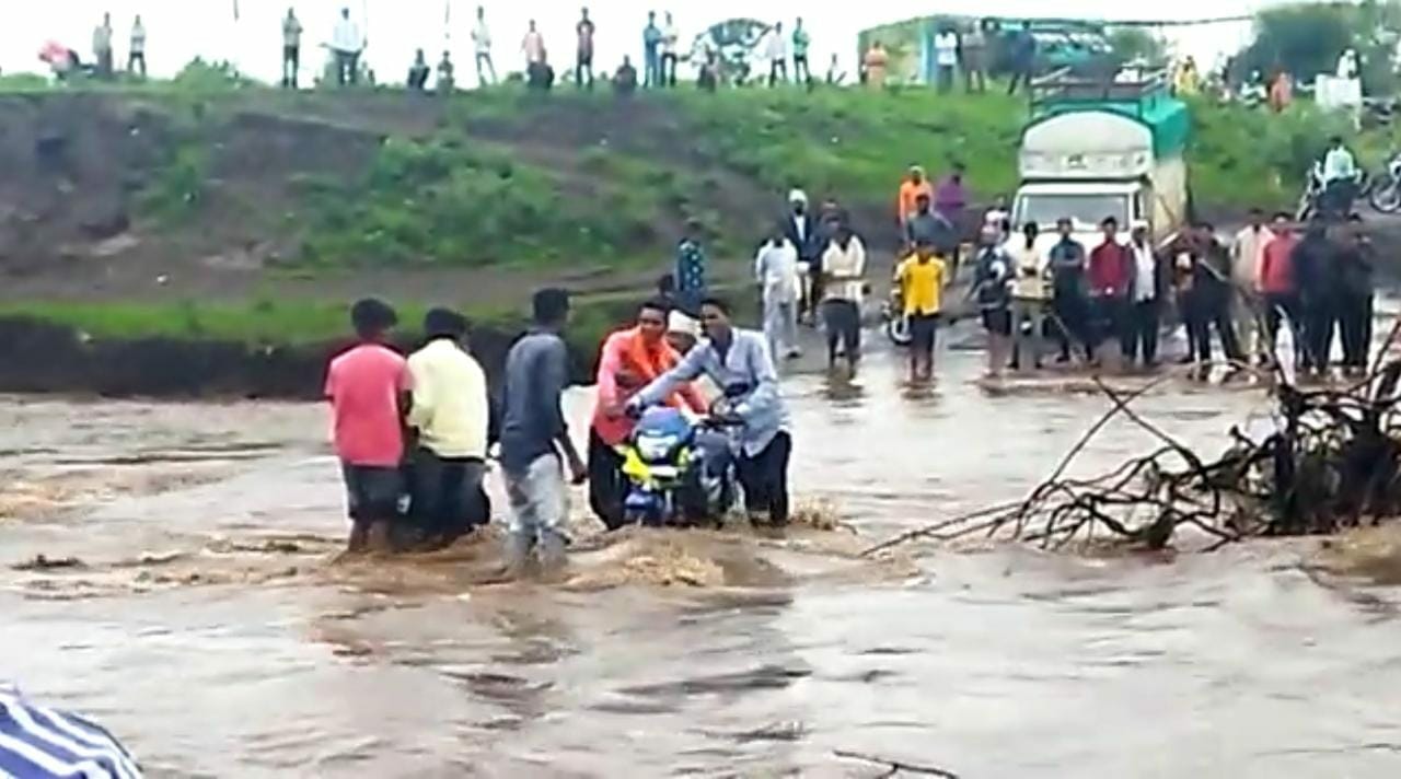 बैतूल में लोगों की लापरवाही आई सामने, जान जोखिम में डाल कर रहे उफनती नदी पार, देखें Video