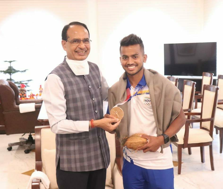 मध्य प्रदेश के गौरव Vivek Sagar पहुंचे भोपाल, खेल मंत्री ने किया स्वागत, CM Shivraj ने दी बधाई