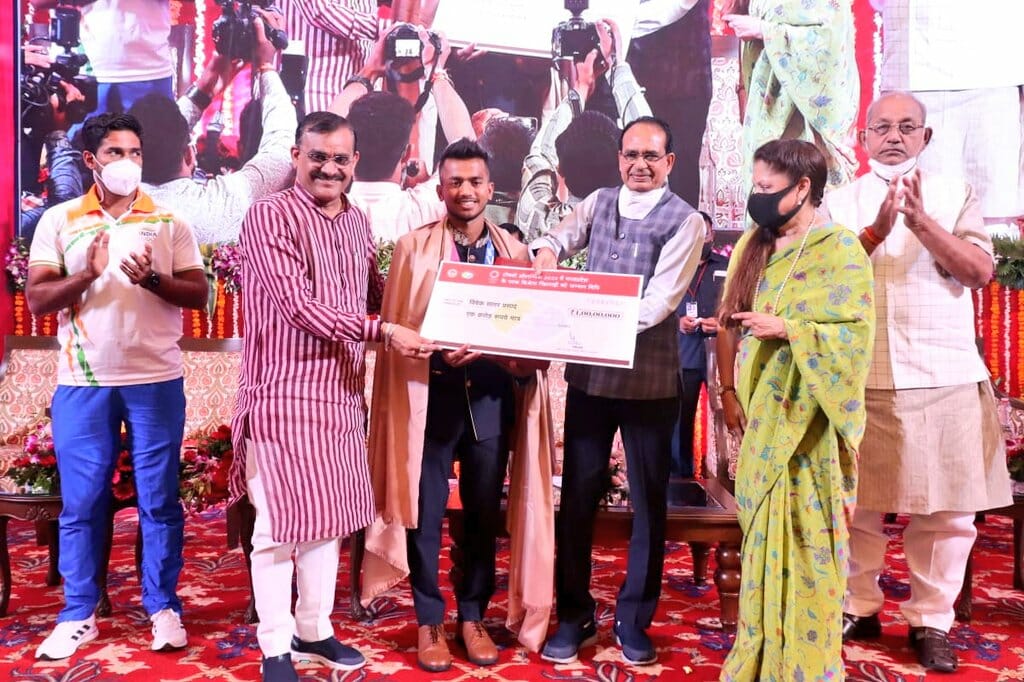 CM Shivraj ने ओलंपियन Vivek Sagar को बनाया DSP, मां के इस सपने को भी पूरा किया