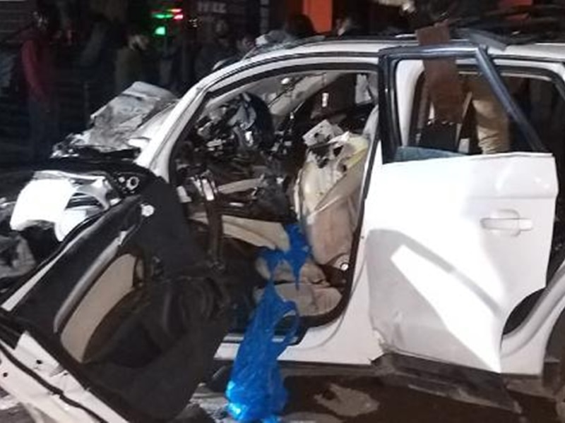 खंभे से टकराई कार, उड़े परखच्चे, भीषण सड़क हादसे में विधायक पुत्र सहित 7 की दर्दनाक मौत