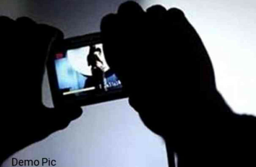 जूम मीटिंग में SEX करते हुए कैमरे में कैद हुआ शिक्षक, नजारा देख सबके उड़े होश