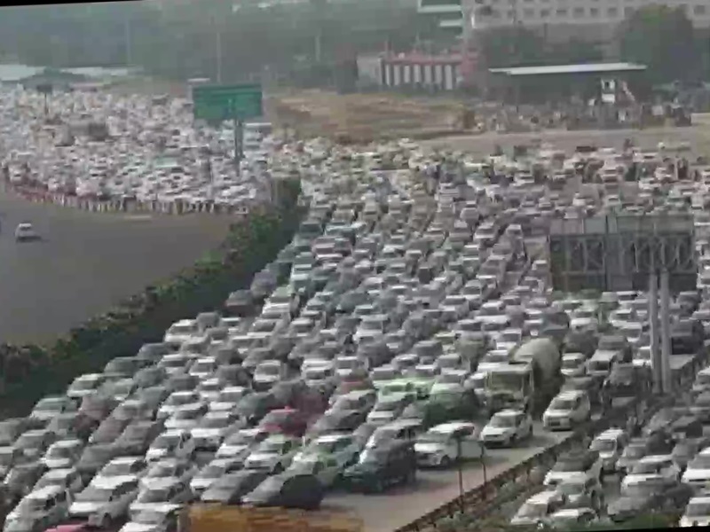 भारत बंद : रेल पटरियों पर बैठे किसान, हाईवे पर लंबा जाम, कई ट्रेंने रद्द, MP में भी असर