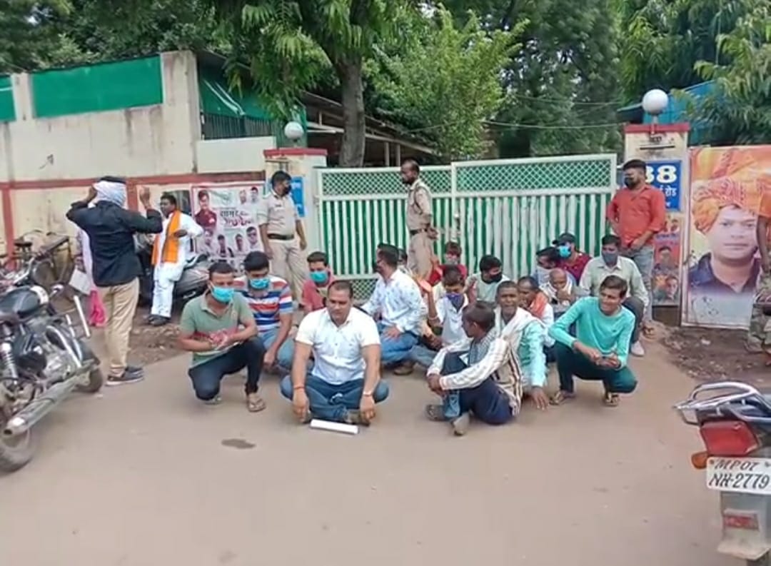 दो महीने से बिजली गायब, ग्रामीणों ने घेरा ऊर्जा मंत्री प्रद्युम्न सिंह तोमर का बंगला