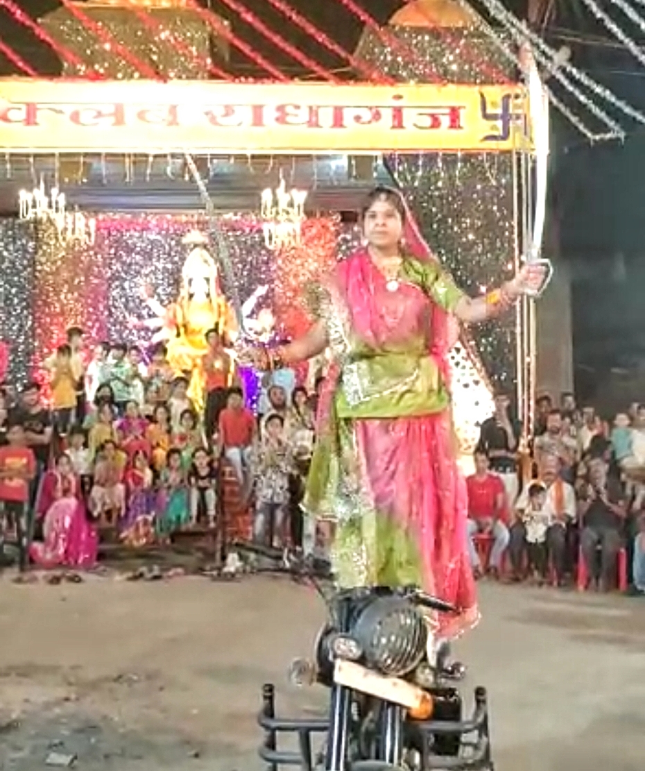 Video : बुलेट पर लड़की ने की तलवारबाजी, देखते रह गए लोग