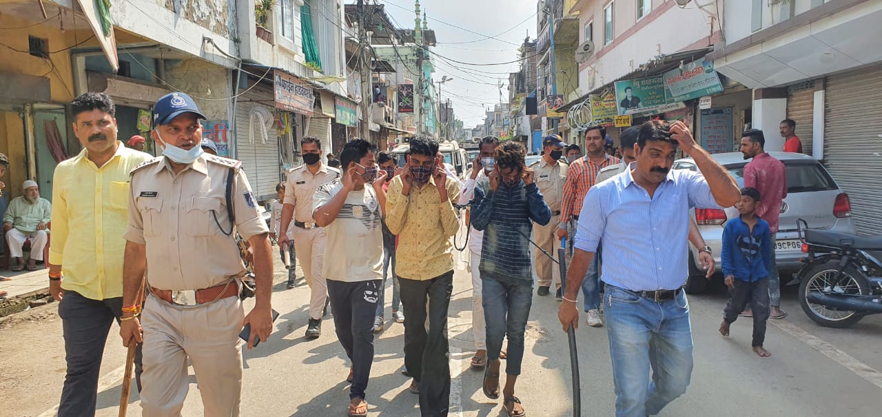 Indore News: लूट की योजना बनाते 8 बदमाश गिरफ्तार, पुलिस ने निकाला जुलूस