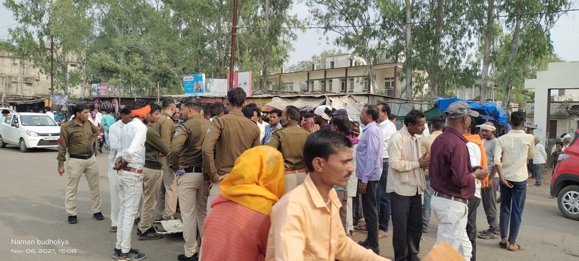 प्रशिक्षु डीएसपी ने की रिपोर्ट दर्ज कराने आये दलितों के साथ मारपीट, नाराज लोगों ने किया चक्काजाम