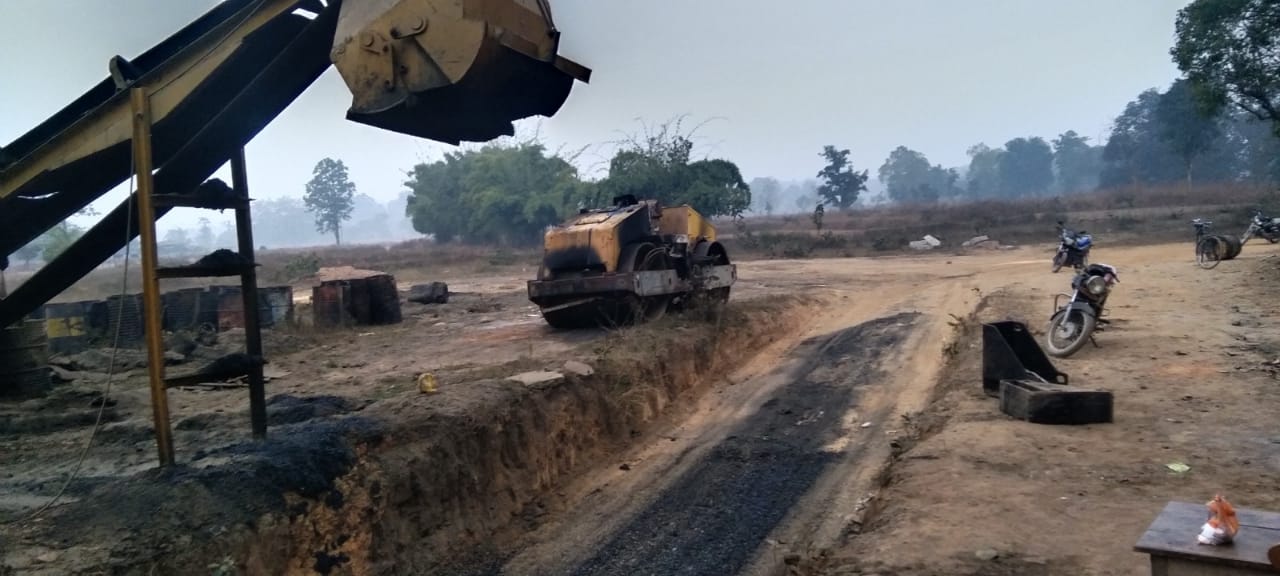 नक्सलियों ने फिर दी चुनौती, सप्ताह में तीसरी बार सड़क निर्माण कर में लगी मशीनें जलाई
