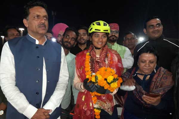 नर्मदा की परिक्रमा साइकिल से कर रही है साइकिलिस्ट मुस्कान रघुवंशी, जबलपुर हुआ भव्य स्वागत