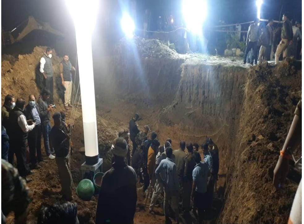 Chhatarpur : दुआओं का असर- बोरबेल से सुरक्षित बाहर आई बच्ची, हालत स्थिर