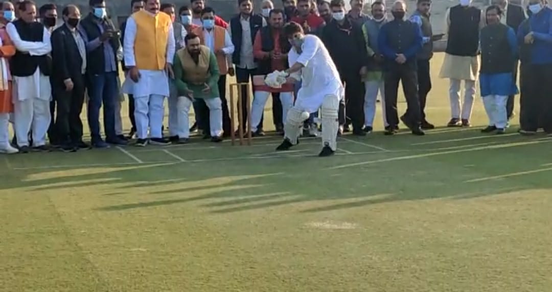 सिंधिया से आगे निकलने की होड़ में गिरे नेता जी, सिलावट की गेंद पर मारे चौके-छक्के