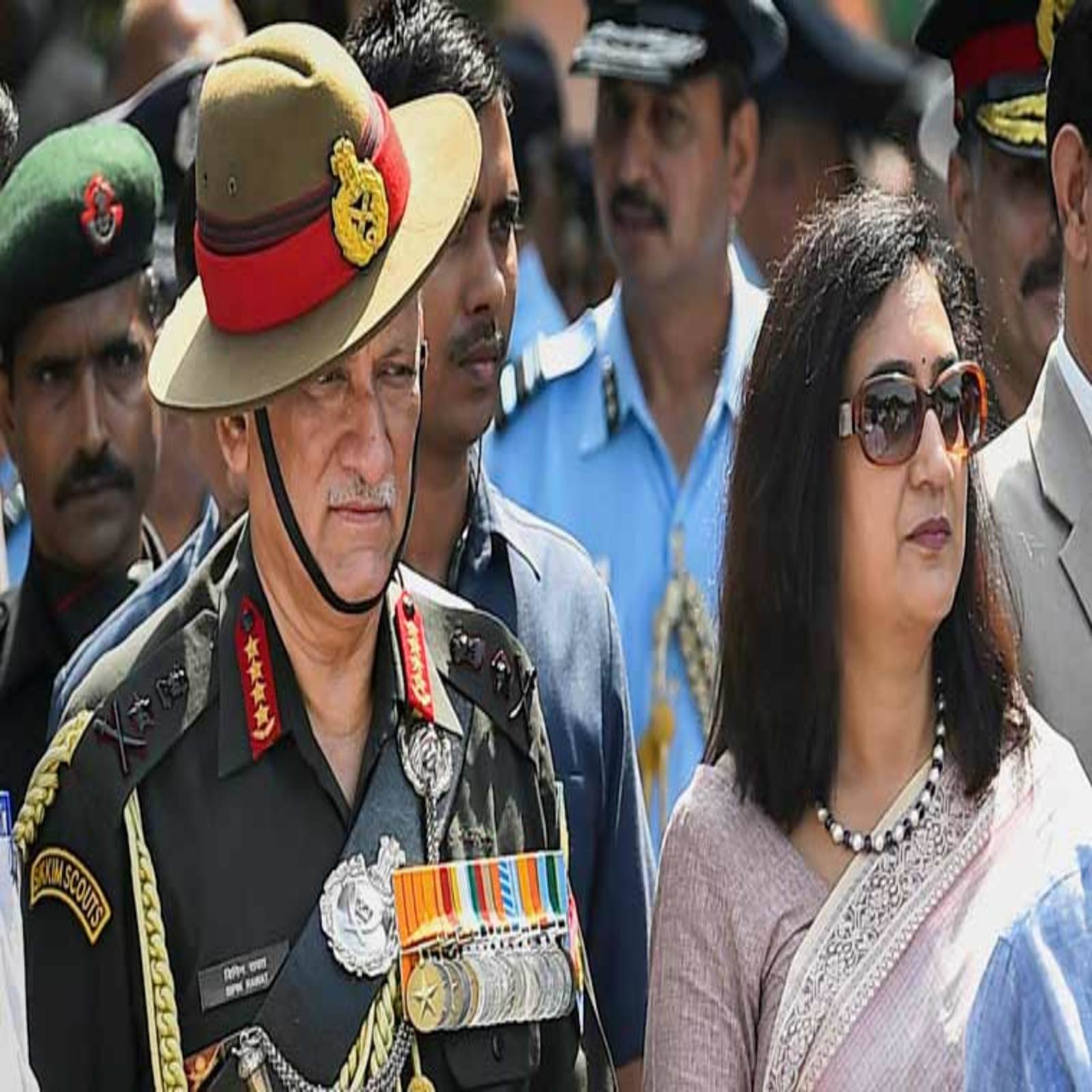 सेना का हेलीकॉप्टर क्रैश, CDS जनरल बिपिन रावत, पत्नी मधुलिका समेत 11 का दुखद निधन