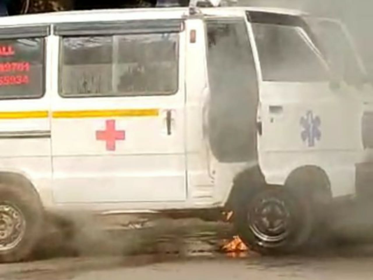 VIDEO: मरीज को ले जा रही एंबुलेंस में लगी आग, ड्राइवर की सूझबूझ से बड़ा हादसा टला