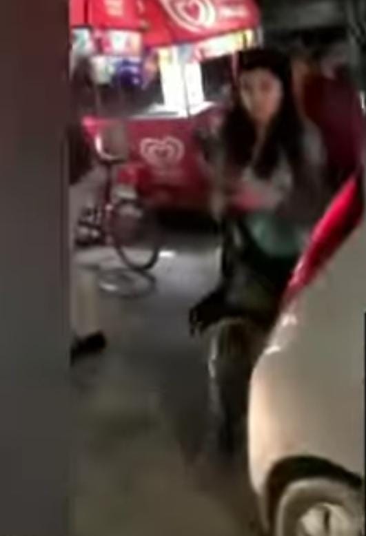 जब बीच सड़क पर लड़की देने लगी मां-बहन की गालियां, सच्चाई देखती ही बोली-जान मेरी बात तो सुन, Video Viral