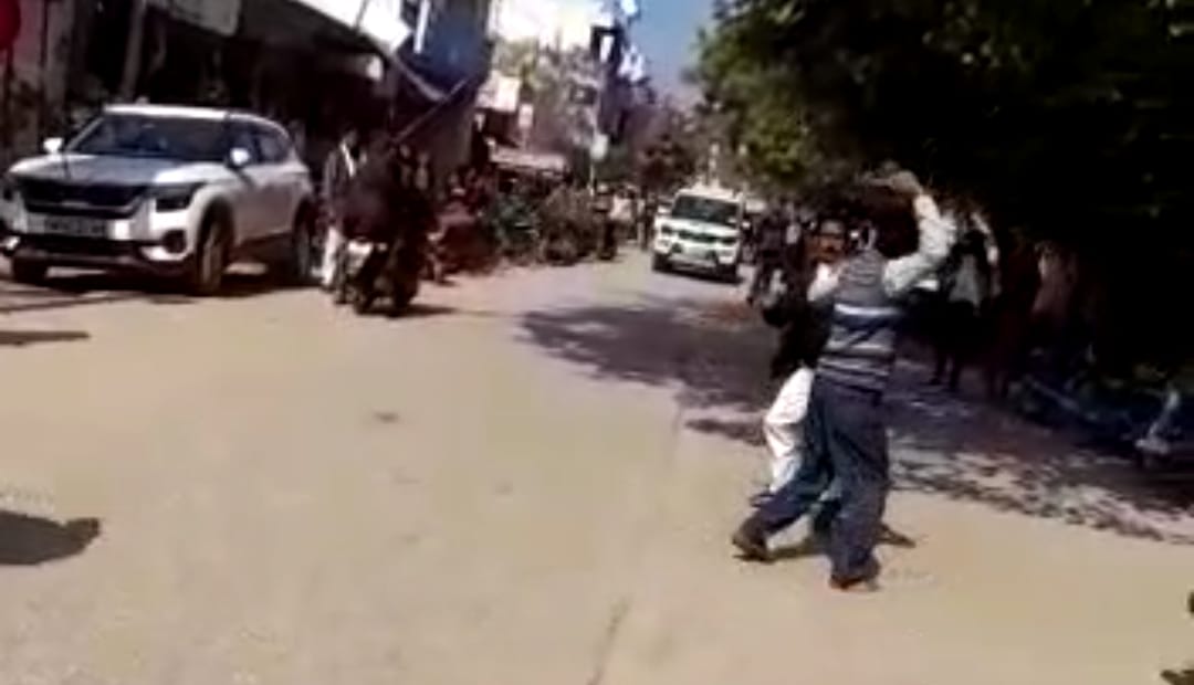 Morena: न्यायालय के सामने दबंगों ने वकील के साथ की मारपीट, वीडियो सोशल मीडिया पर वायरल