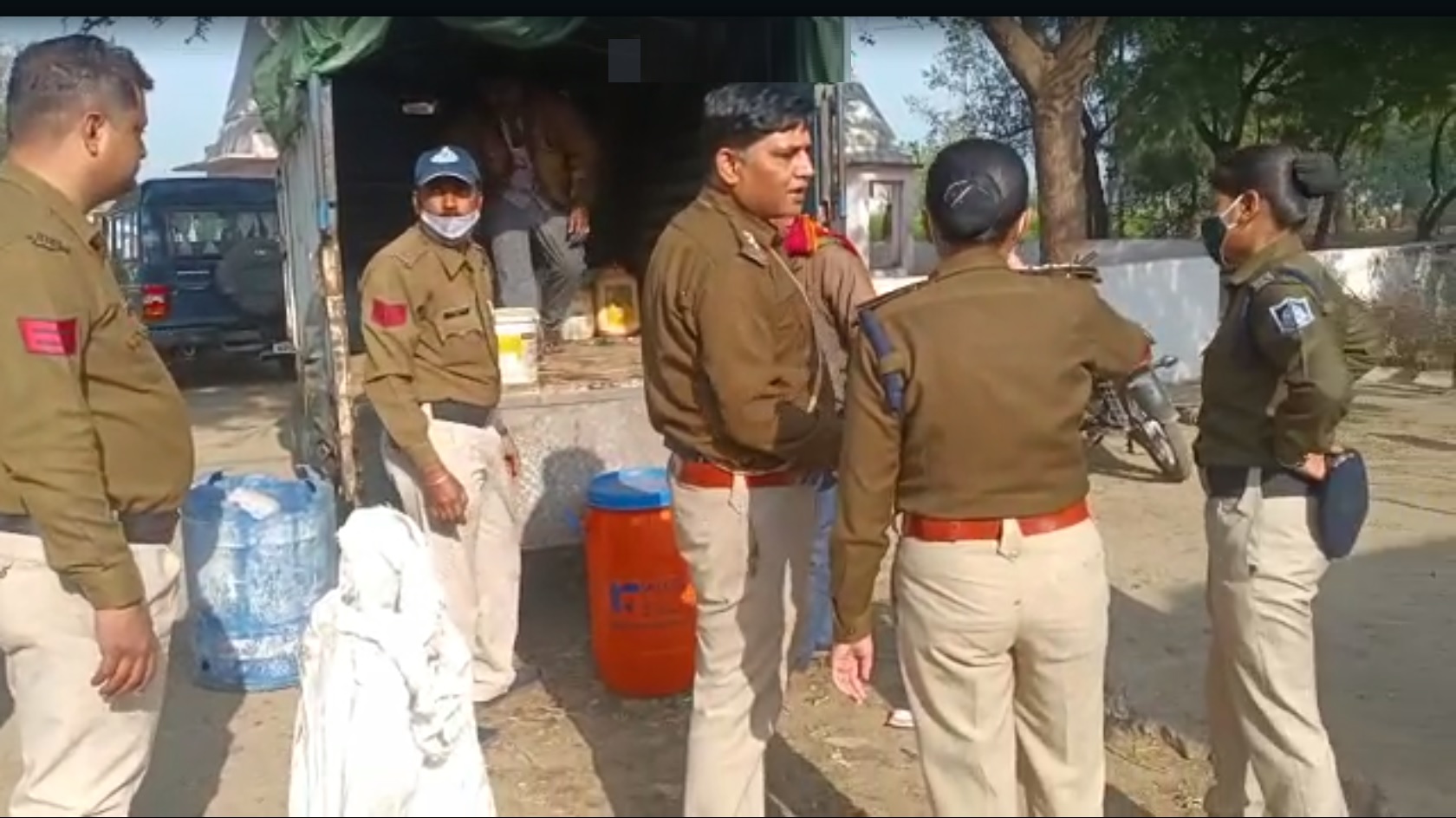 Morena News : जेसीबी से जब खोदी जमीन तो 35 ड्रम निकली कच्ची शराब, जानें क्या है पूरा मामला