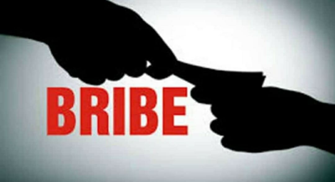 सब इंजीनियर ने सरपंच से मांगी रिश्वत, 15,000 रुपये लेते हुए लोकायुक्त ने किया गिरफ्तार