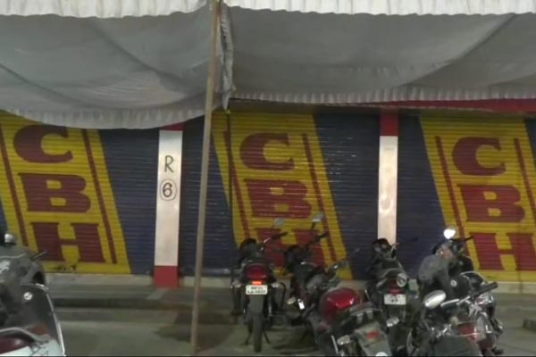 किताबों को मूल्य से अधिक बेचने पर तहसीलदार ने की दुकान सील