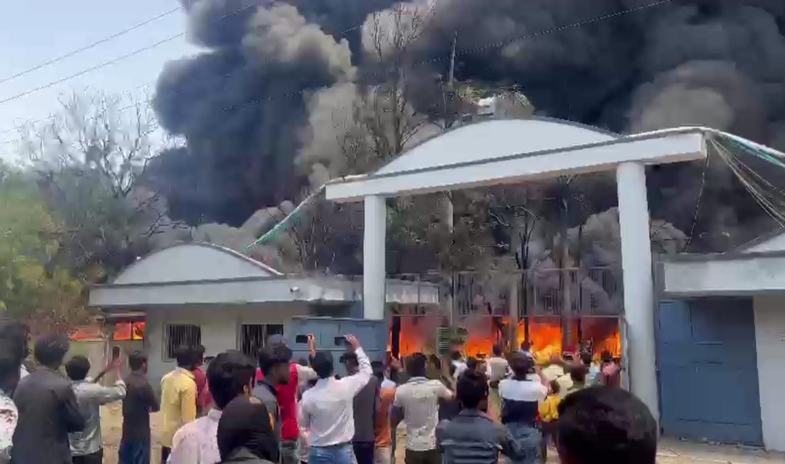 इंदौर से सटे पीथमपुर में भरी गर्मी में भीषण आग, आग बुझाने के प्रयास जारी