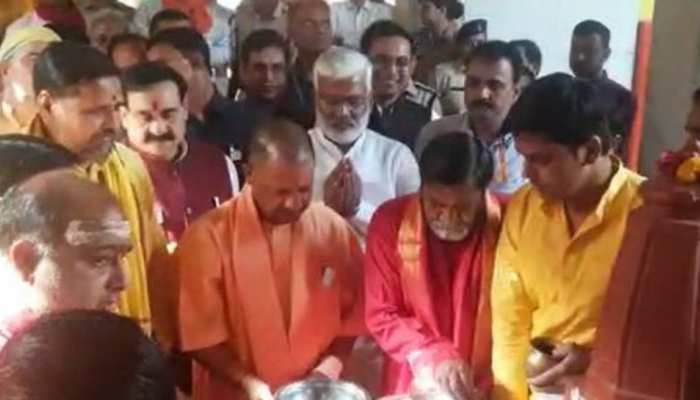 उत्तर प्रदेश के मुख्यमंत्री योगी आदित्यनाथ दतिया दौरे पर, किये पितांबरा देवी के दर्शन