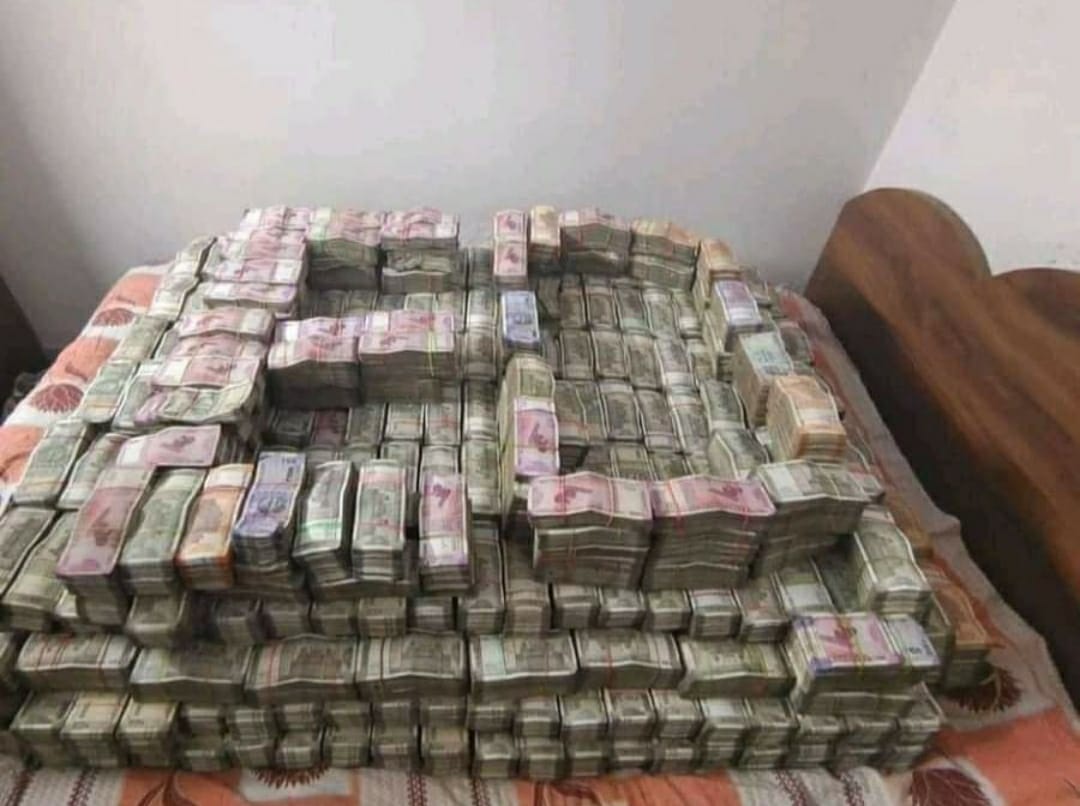 सीनियर IAS के ठिकानों पर ED का छापा, 25 करोड़ से ज्यादा का कैश मिला!