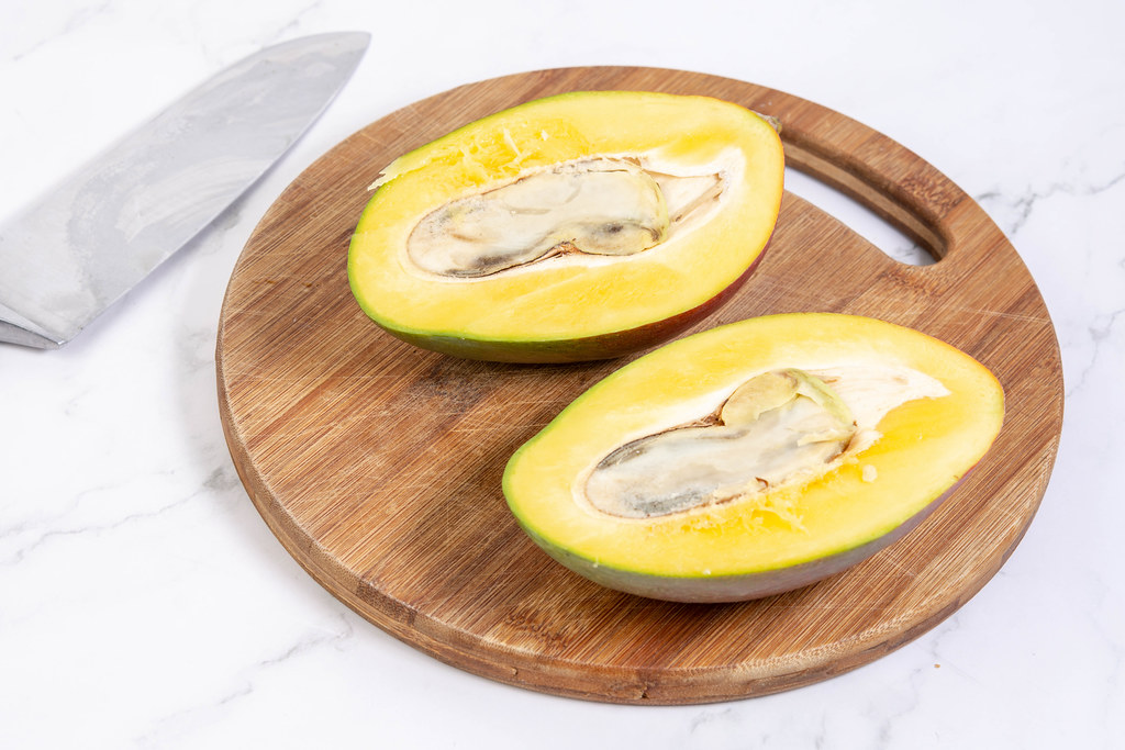 आम की गुठली को फेंके नहीं बनाए ये बटर, लगाते ही चमकती हुई नजर आएगी आपकी स्किन