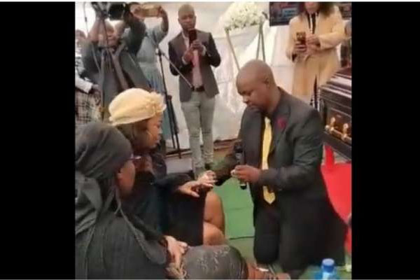 VIRAL VIDEO : पिता के अंतिम संस्कार में किया लड़के ने गर्लफ्रेंड को प्रपोज, लोगों को याद आए K3G के अंजली और राहुल