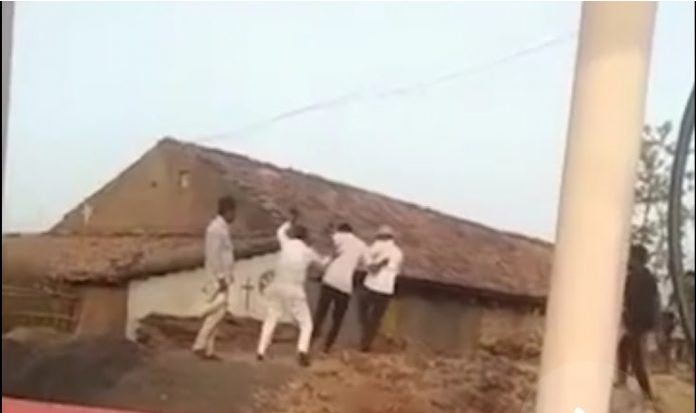 मध्य प्रदेश : कांग्रेस विधायक ने खोया आपा, सुपरवाइजर के सिर पर मारे जूते