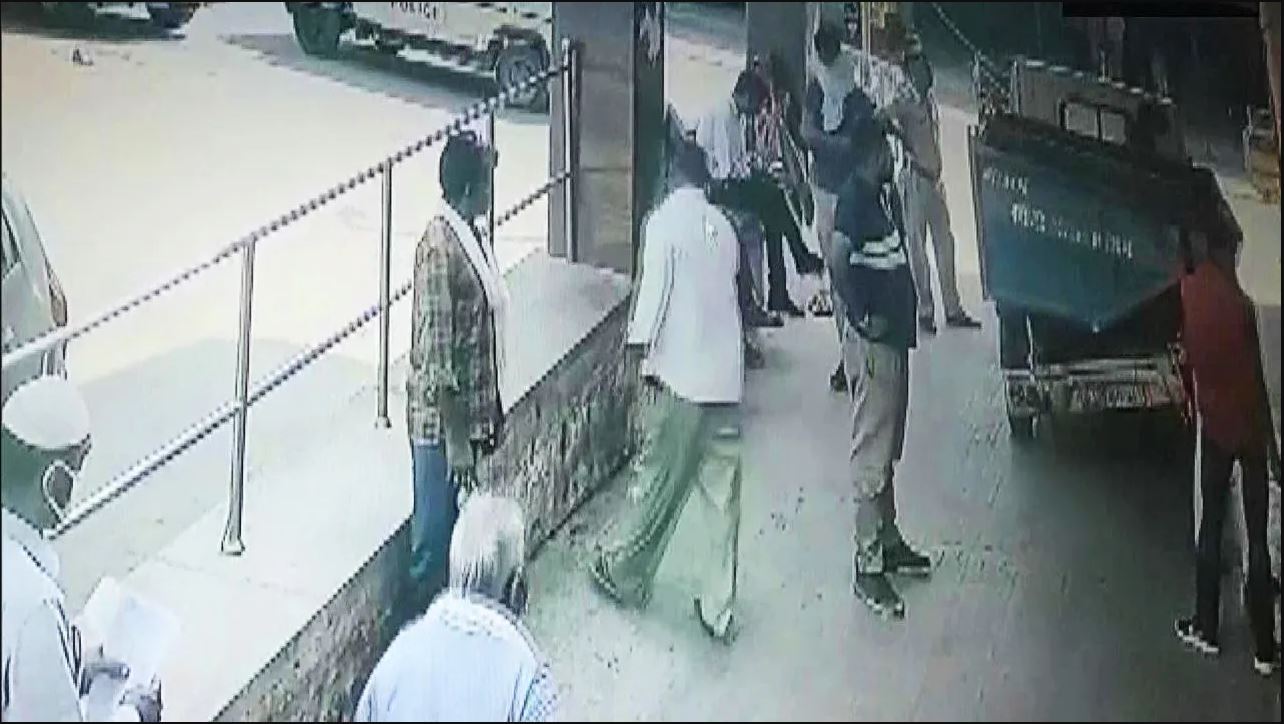 असंवेदनशील पुलिस, हादसे के शिकार मजदूर के शव को कूड़ा गाड़ी में पटका, सफाई में भी सुनाई झूठी दलील