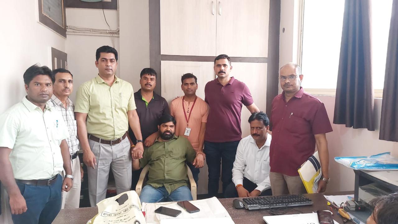 EOW का एक्शन : 20,000 रुपये की रिश्वत लेते पटवारी रंगे हाथ गिरफ्तार