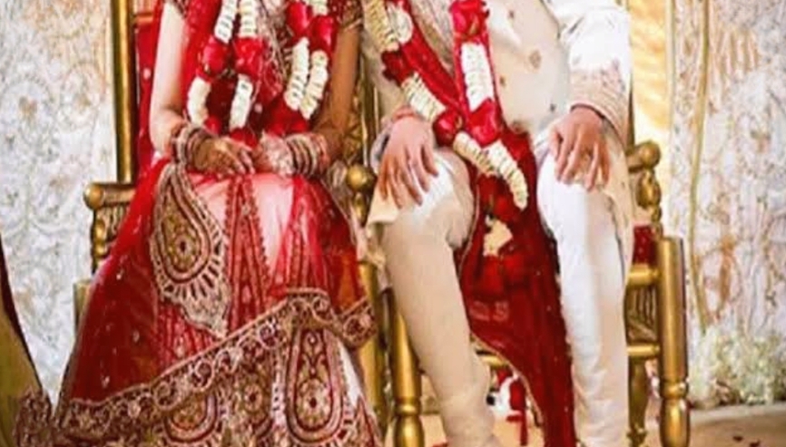 Video : स्टेज पर दूल्हे के बगल से दुल्हन अपने प्रेमी के साथ फरार, देखिये वीडियो