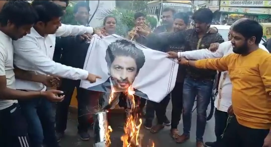 फिल्म पठान को बैन करने की मांग तेज, शाहरुख़ खान के पुतले को चप्पल मारकर फूंका