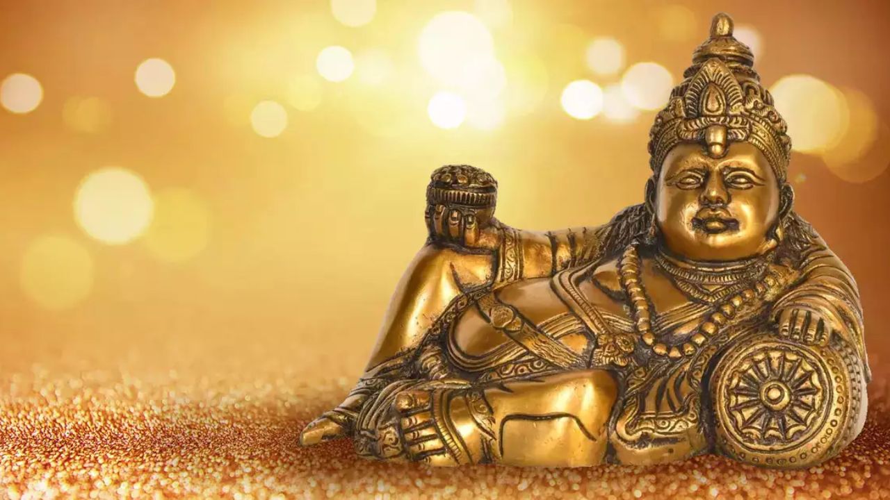 कुबेर देव की पीठ पर लोग धोया करते थे कपड़े, जानें 12 फीट ऊंची प्रतिमा का रहस्य, MP से जुड़ा है इतिहास