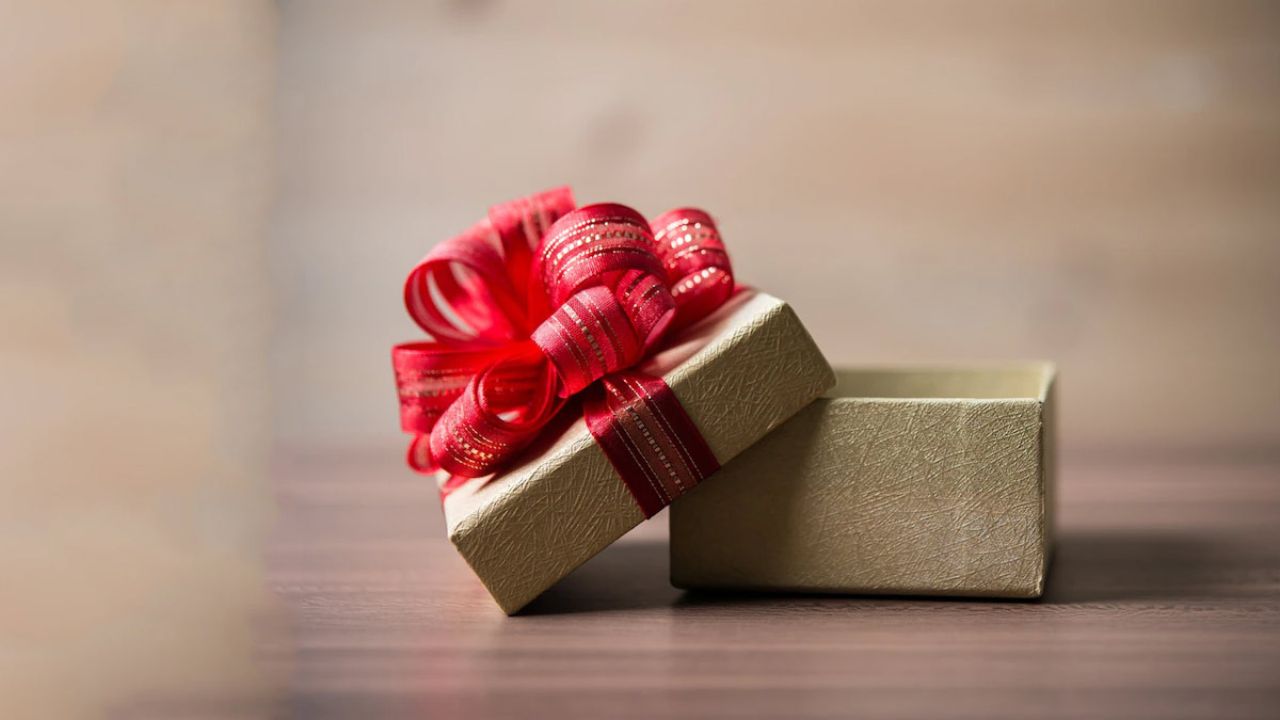 Diwali को इस तरह बनाएं खास, अपने करीबियों को दें ये Gifts