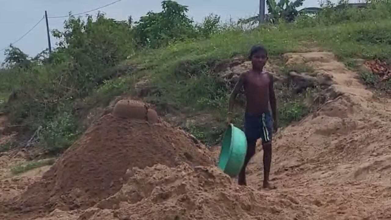 शहडोल में नाबालिगों से कराया जा रहा रेत का अवैध उत्खनन, सवालों के घेरे में प्रशासन