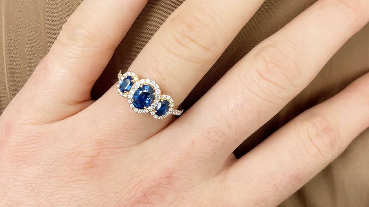 बहुत चमत्कारी है शनि का रत्न नीलम, जानें इसके शुभ और अशुभ प्रभाव