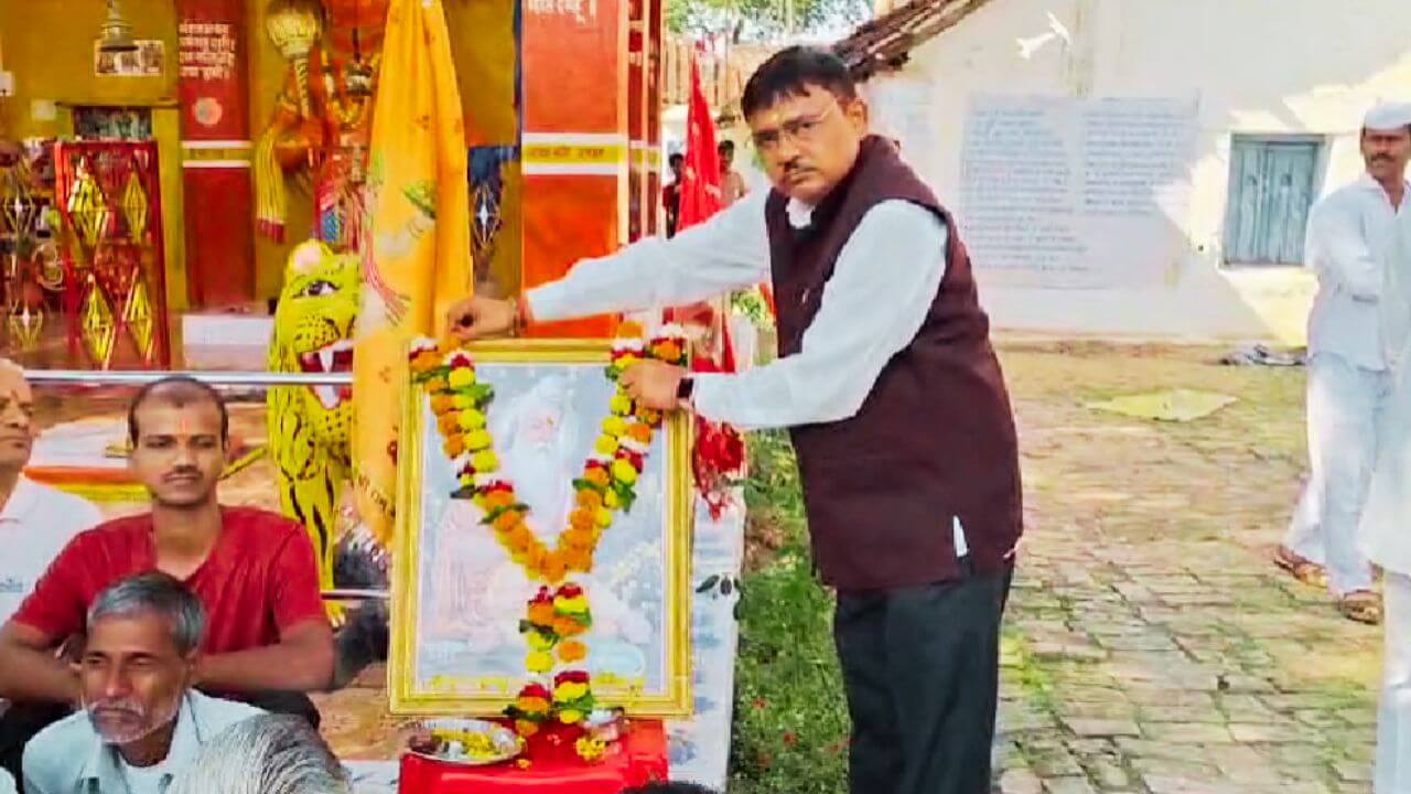 दमोह जेल के अंदर मनाई गई महर्षि वाल्मीकि जयंती, जेलर ने कैदियों के साथ किया बरेदी नृत्य, देखें वीडियो