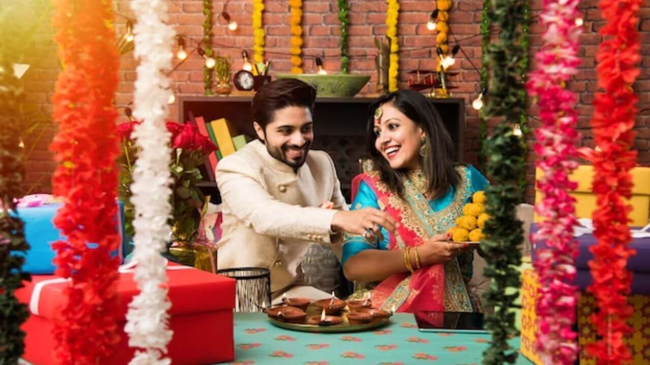 अगर अभी तक नहीं मिला पत्नी के लिए कोई खास गिफ्ट, तो ये चीजें देकर बनाए करवा चौथ स्पेशल