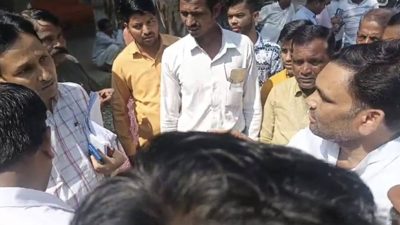 बाढ़ सर्वे और मुआवजे को लेकर खड़े हुए सवाल, नपा अध्यक्ष प्रतिनिधि और तहसीलदार में हुई बहस, एसडीएम ने दिया आश्वासन