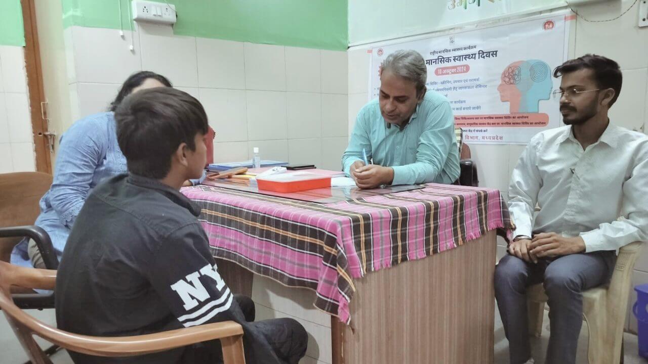 भोपाल में विश्व मानसिक स्वास्थ्य माह के अंतर्गत कार्यक्रम आयोजित, पीड़ितों की स्क्रीनिंग कर उपचार और मनोवैज्ञानिक परामर्श