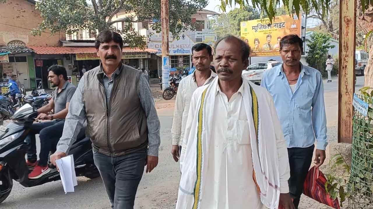 जालसाजों के चंगुल मे फंसे भोले भाले आधा दर्जन आदिवासी, मालूम ही नहीं चला और बन गए लाखों के कर्जदार, कलेक्टर से की शिकायत