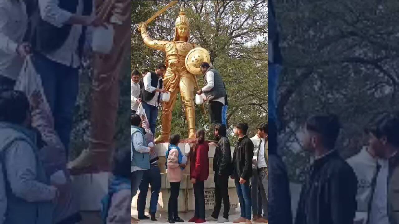 आरडीवीवी के कुलपति के खिलाफ NSUI का प्रदर्शन, रानी दुर्गावती की प्रतिमा का किया शुद्धिकरण
