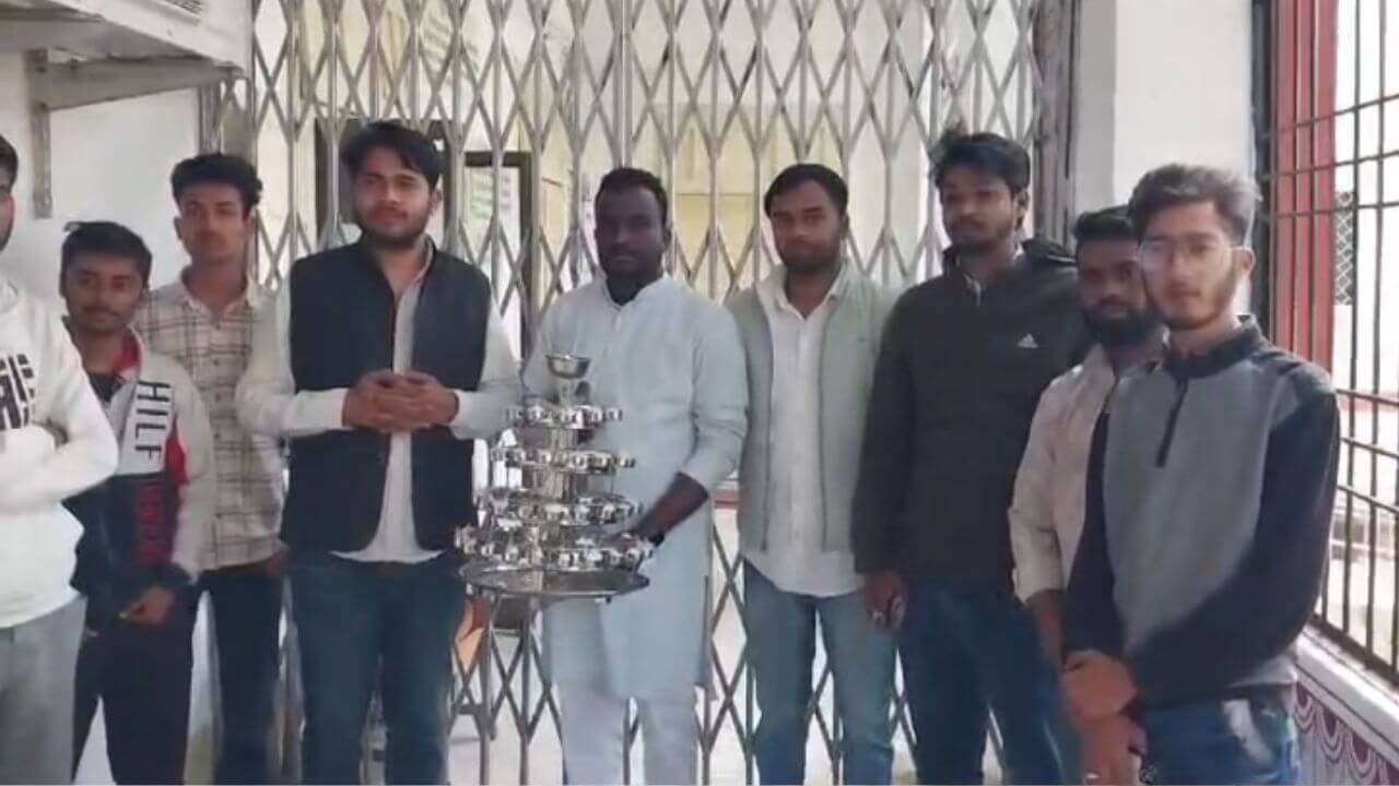 जबलपुर में NSUI का अनूठा प्रदर्शन, कुलगुरु की महाआरती उतारने पहुंचे कार्यकर्ता, सुरक्षागार्ड ने रोका