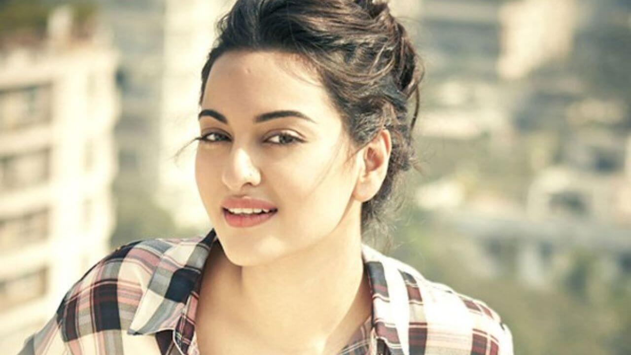 दबंग गर्ल सोनाक्षी सिन्हा को भारत में स्विमसूट पहनने पर लगता है डर, बताई ये बड़ी वजह